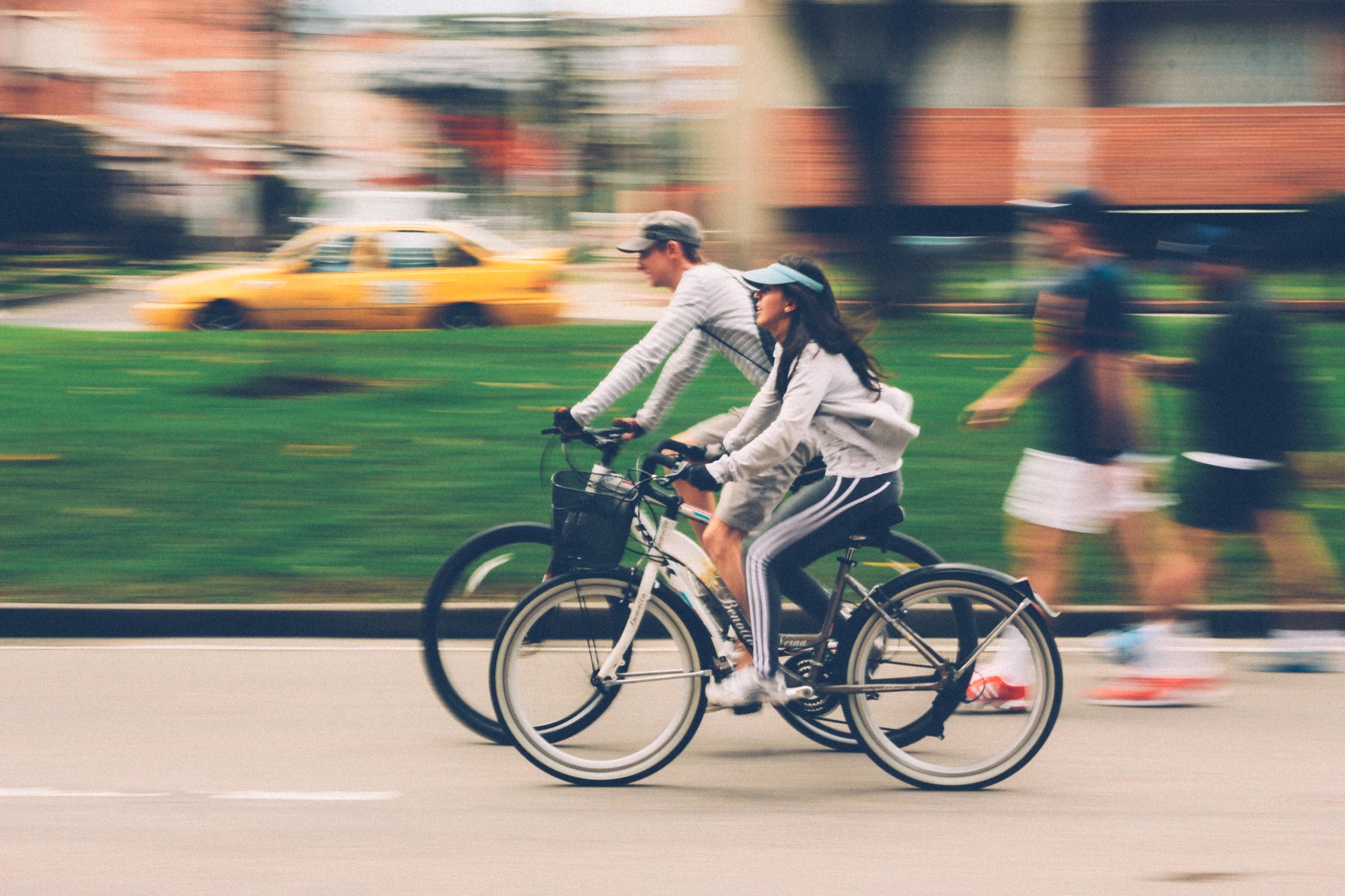Deux personnes roulent en vélo électrique